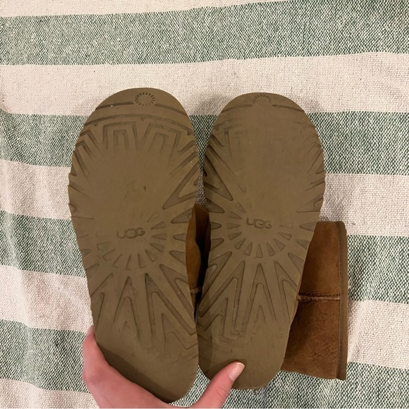 Size 8 Ugg Boots - Picture 5 of 8